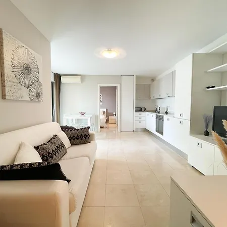 Deux Pieces, Parking Et Piscine