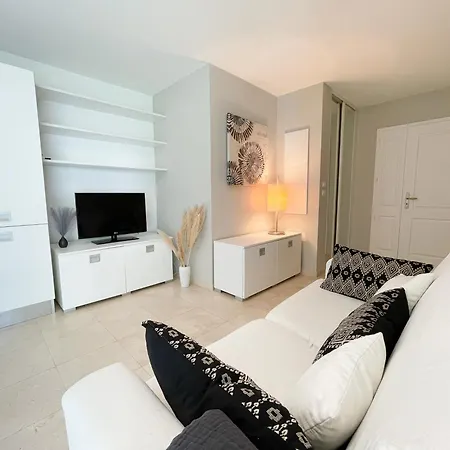 Deux Pieces, Parking Et Piscine Appartement *