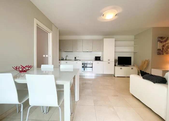 Apartment Deux Pieces, Parking Et Piscine *